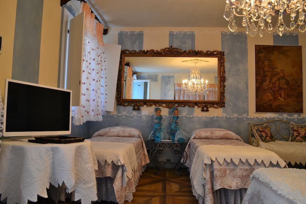 La Maison Delle Favole Desenzano del Garda Rom bilde